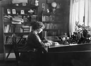 Sigrid_Undset_at_Bjerkebæk_wikipedia.jpg