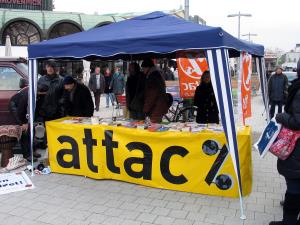 2013-03-30_attac_Hannover_Stand_zum_Ostermarsch_vor_der_Kröpcke-Uhr,_II.jpg