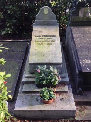 Sternheim_Grave_Carl_Sternheim_and_Marcel_Hastir_-_Ixelles_Bruxelles_wiki.jpg