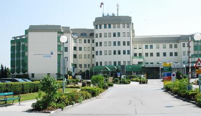 800px-GuentherZ_2012-07-28_0116_Horn_Landesklinikum_Waldviertel.JPG