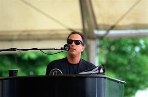 1024px-Billy_Joel_1994.jpg