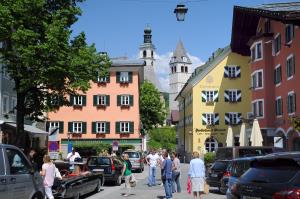 Berge_Pfarrkirche_Zum_Heiligen_Andreas_und_Liebfrauenkirche_in_Kitzbühel_5b.JP_wikiG.JPG