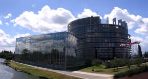 Europaeisches_parlament_strassburg_mit_flaggen.jpg