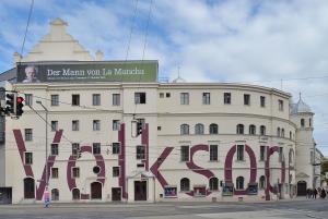 Volksoper_across_Währinger_Gürtel,_Vienna.jpg