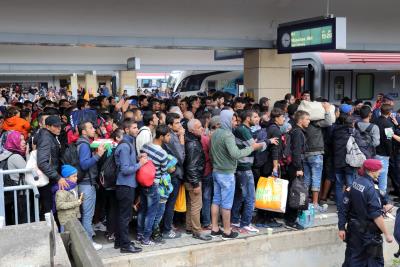 Wien_-_Westbahnhof,_Migranten_am_5_Sep_2015.jpg