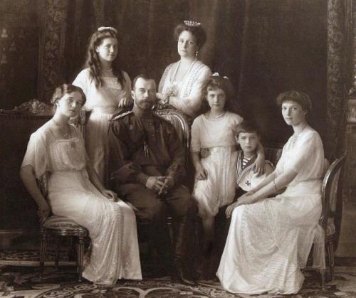 Nikolaus II Family_in_1913.jpg