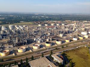 Vienna_aerial_OMV_refinery_2aug14_-_4_(15105024542).jpg