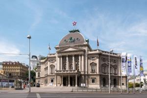 Anzengruber_Volkstheater_Wien_wiki.jpg