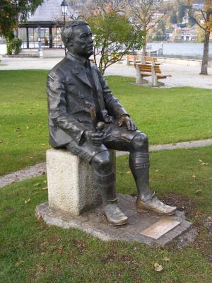 Skulptur_von_Ludwig_Thoma_in_Rottach-Egern_wikipedia.jpg