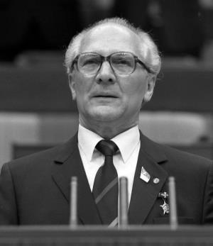 Bundesarchiv_Bild_183-1986-0421-044,_Berlin,_XI._SED-Parteitag,_Erich_Honecker.jpg
