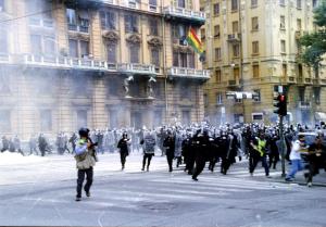2048px-Genova-G8_2001-Carica_della_polizia.jpg