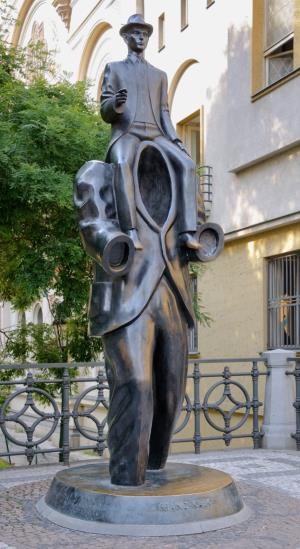 Kafka_statue_Prague_wiki.jpg