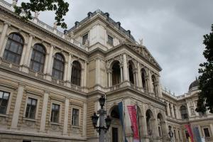 Universitaet_Wien_Hauptgebaeude_Facade_7_wiki.jpg