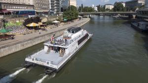 Wien_01_Donaukanal_Twin_City_Liner_b_wiki.jpg